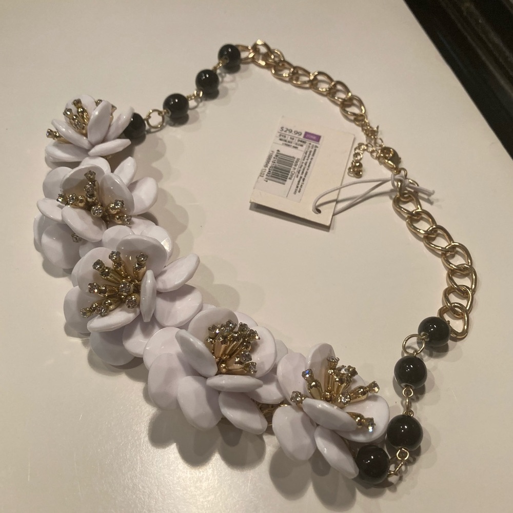 🌸❤️Charming Charlie’s flower necklace 🌸❤️